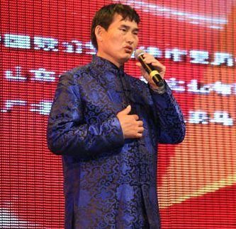 草根明星朱之文,从田间地头到舞台辉煌的逆袭之路